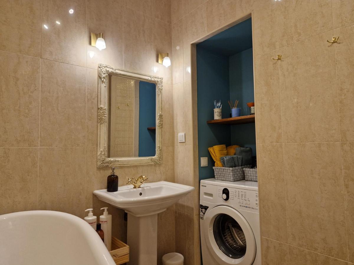 Lovely Apartment In Tallinn Old Town Esterno foto